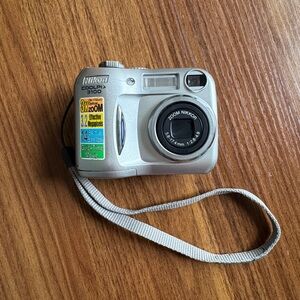 Nikon Coolpix 3100 14MP digital camera